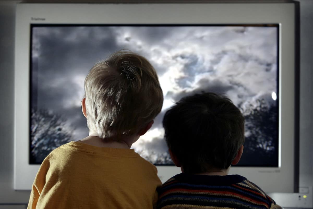 Televizyona bakan iki çocuk